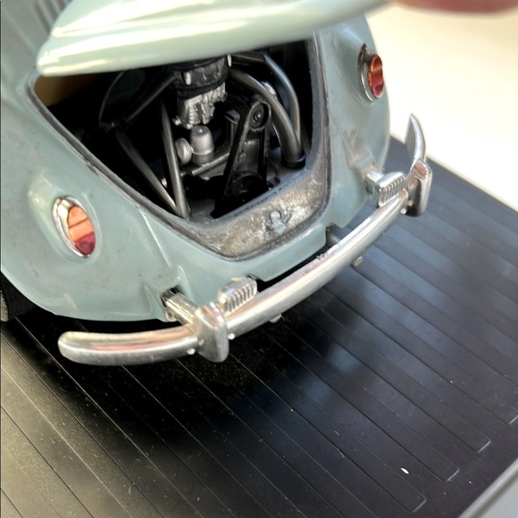 VOLKSWAGEN Beetle 1967 Light Blue 1/18 Diecast Car by Road Signature 92078BL - Picture 6 of 10